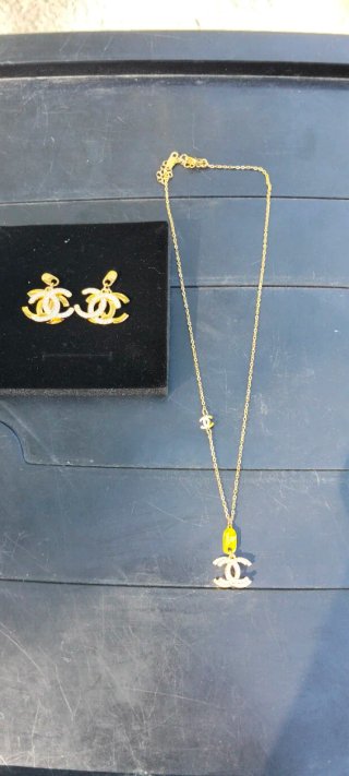 Conjunto Collar y Pendientes Chanel Dorados