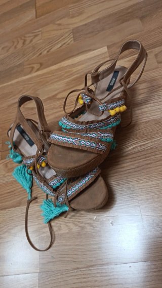 Sandalias Mustang cuña étnicas con flecos
