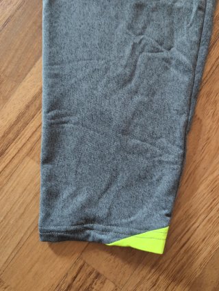 Pinocchietto sportivo grigio e giallo
