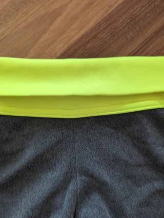Pinocchietto sportivo grigio e giallo