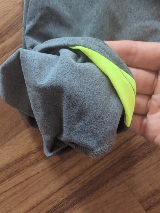 Pinocchietto sportivo grigio e giallo
