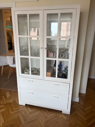 Vitrina de salón blanca con puertas de cristal