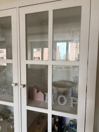 Vitrina de salón blanca con puertas de cristal