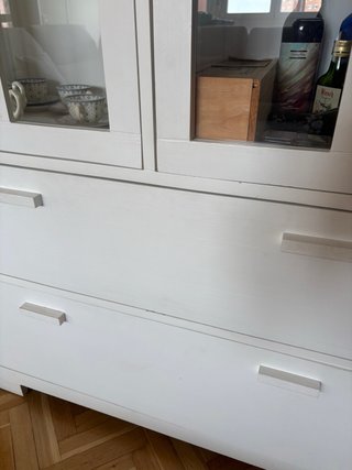Vitrina de salón blanca con puertas de cristal