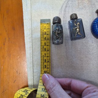 Lotto di 7 mini flaconi vintage in vetro