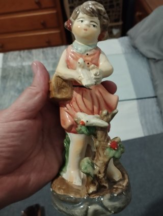Figura niña con palomas porcelana