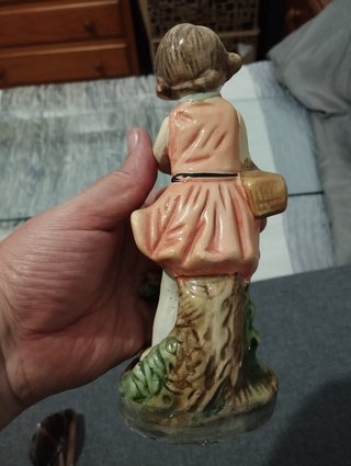 Figura niña con palomas porcelana