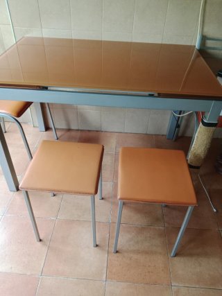 Mesa de cocina cristal y 2 sillas y 2 taburetes