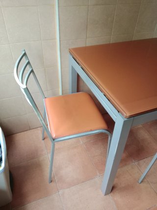 Mesa de cocina cristal y 2 sillas y 2 taburetes
