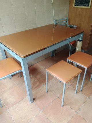 Mesa de cocina cristal y 2 sillas y 2 taburetes