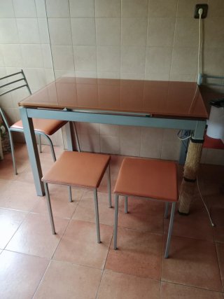 Mesa de cocina cristal y 2 sillas y 2 taburetes