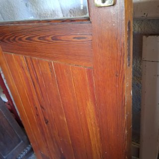 Puerta de madera con cristal y herrajes