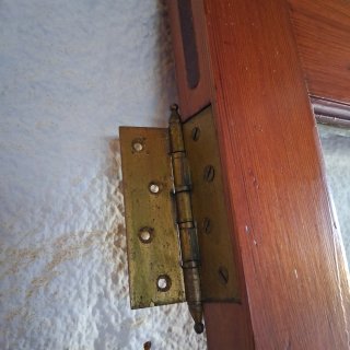 Puerta de madera con cristal y herrajes