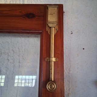 Puerta de madera con cristal y herrajes