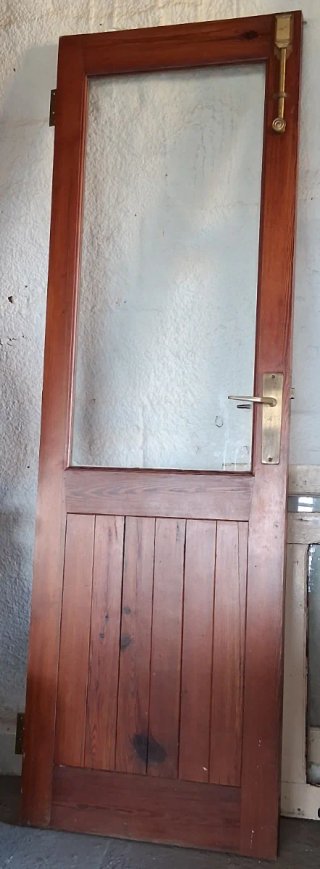 Puerta de madera con cristal y herrajes
