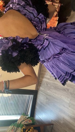 Traje de flamenca morado y negro