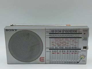 Sony ICF-25 Radio Portátil FM MW SW de 1984
