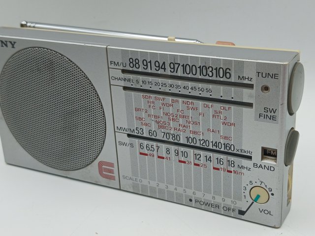 Sony ICF-25 Radio Portátil FM MW SW de 1984