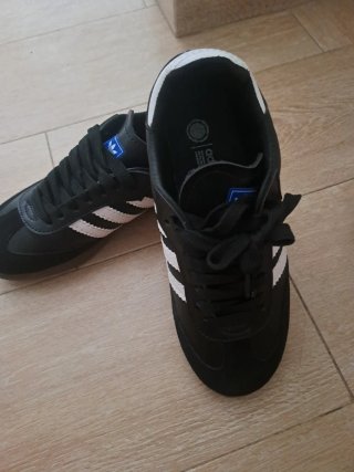 Zapatillas Adidas Negras y Blancas