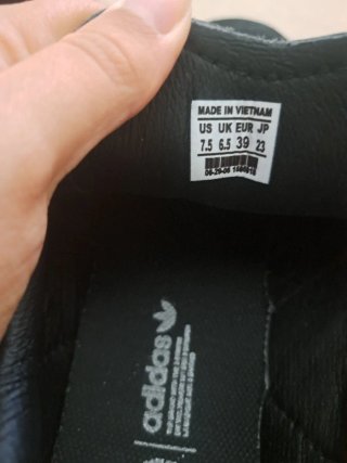 Zapatillas Adidas Negras y Blancas