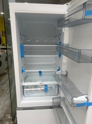 Nevera Sharp con tara tres años de garantía