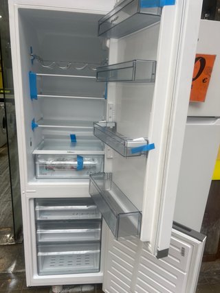Nevera Sharp con tara tres años de garantía