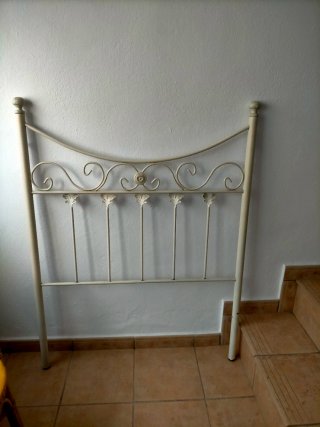 Cabecero de cama metálico beige