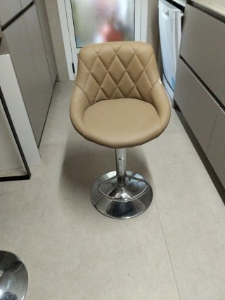 Taburete alto barra piel beige y metal regulable