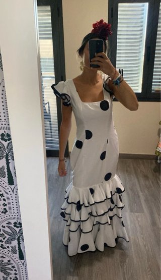 Traje de flamenca blanco con lunares negros
