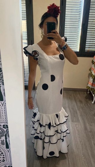Traje de flamenca blanco con lunares negros
