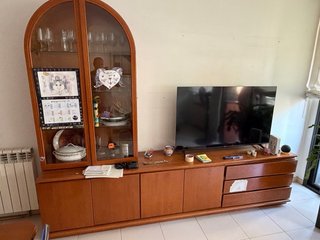 Mueble de madera con vitrina