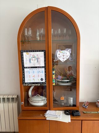 Mueble de madera con vitrina