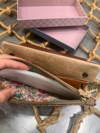 Monedero marrón con estampado floral