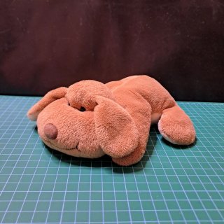 Morbido peluche cagnolino marrone
