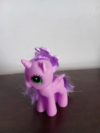 Pony de juguete amarillo