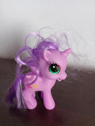 Pony de juguete amarillo