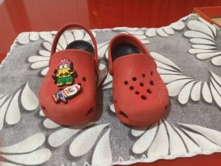 Crocs niño rojas con pins talla 23/24 (C7 de Cros)