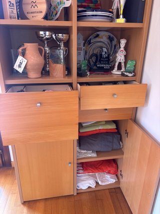 Mueble de madera con estantes y cajones
