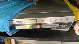 Reproductor DVD-RW/-R y VHS No es combinado son 3