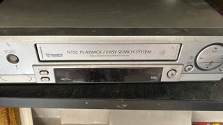 Reproductor DVD-RW/-R y VHS No es combinado son 3