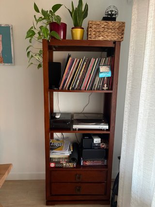 Estantería de madera con cajones