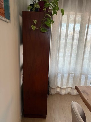 Estantería de madera con cajones