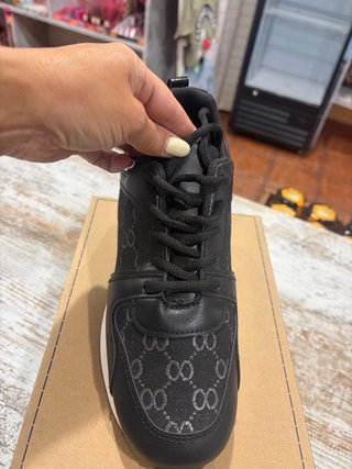 Zapatillas deportivas negras y plateadas