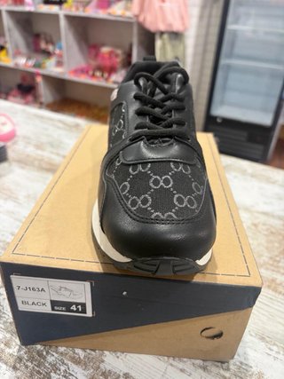 Zapatillas deportivas negras y plateadas
