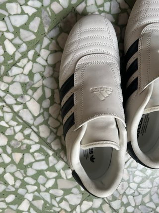 Scarpe Adidas beige e nere