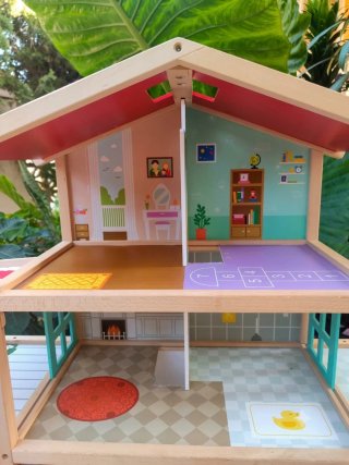 Casita de muñecas de madera