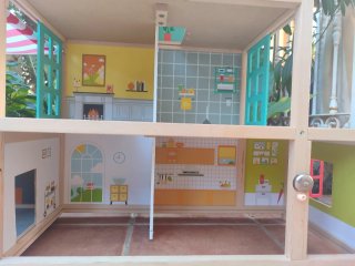 Casita de muñecas de madera