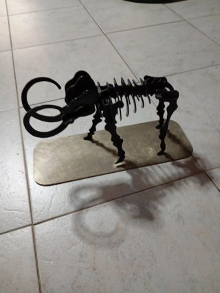 Scultura scheletro mammut in ferro battuto
