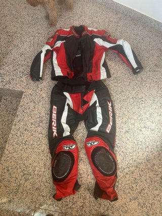 Mono de moto cuero rojo y negro