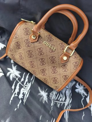 Bolsos Guess Marrones y Blancos